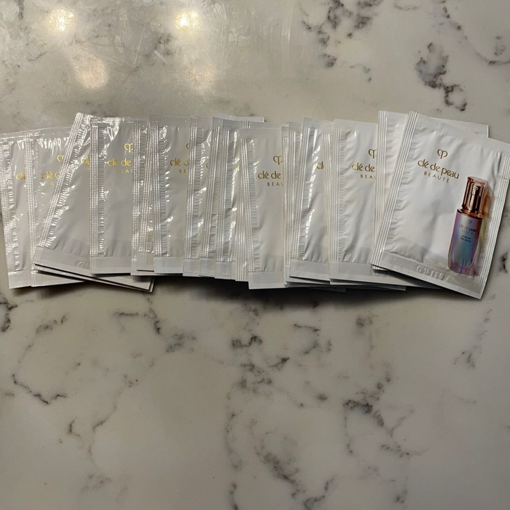 25 x Cle De Peau Le Serum sample packs 0.5ml each